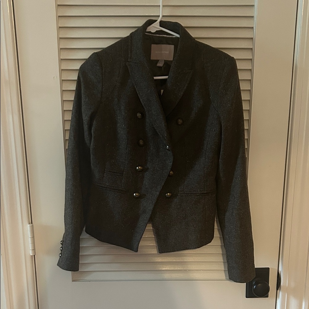 Banana republic wool/poly/silk blazer with metal buttons. Size 4 NWT